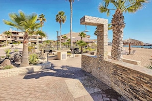 Ein Resort mit Palmen, einer Steinmauer und Blick auf den Strand.