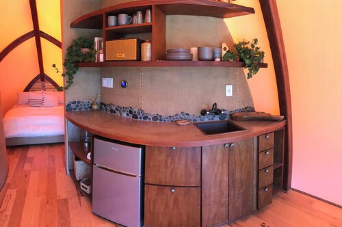 Private 3-bedroom glamping ranch, easy access to Malibu beaches.