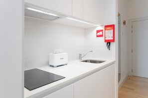 Deluxe Apartment, Courtyard View | Private kitchen