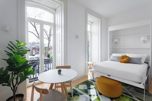 Deluxe studio, uitzicht op de binnenplaats | Een kluis op de kamer, geluiddichte muren, gratis wifi