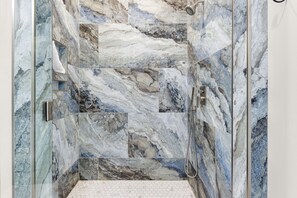 Shower, towels - Stunning custom coastal hideaway with private pool (Panama City Beach)