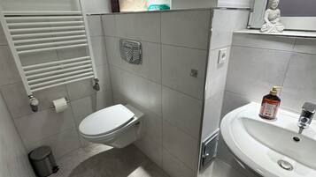 Toallas, jabón y papel higiénico