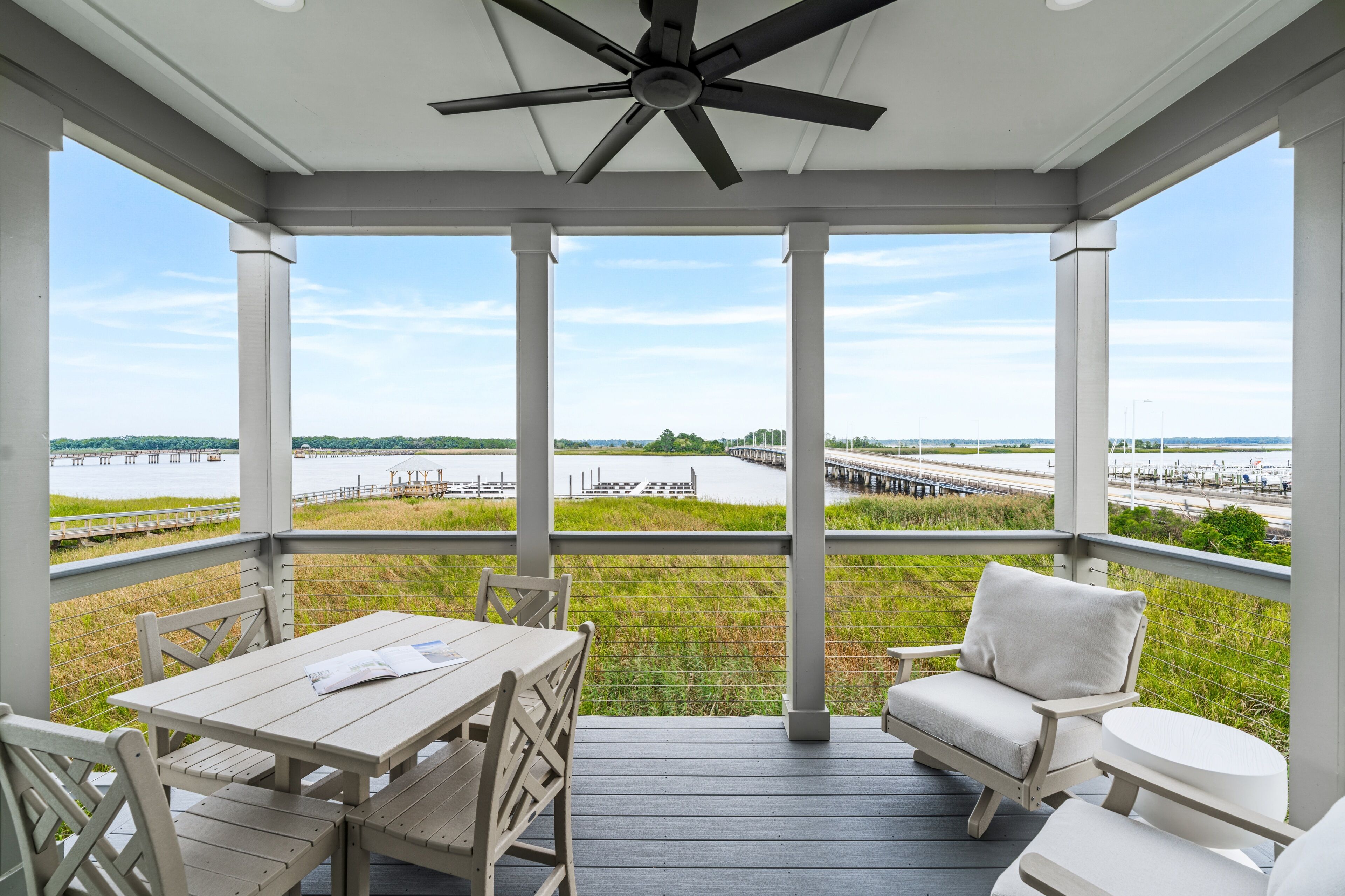 Riverfront Cottage | 室外用餐