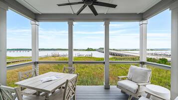 Riverfront Cottage | Outdoor dining