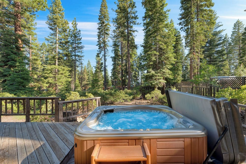 Wildwood by Avantstay Hot Tub, 5mins to Lake - Tahoe Vista, CA
