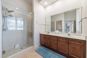 Shower, towels, shampoo - Tristram Retreat (Destin)