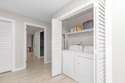 Spacious 4-bedroom house in quiet Fort Walton Beach, close to beaches and bases!