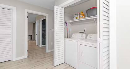 Spacious 4-bedroom house in quiet Fort Walton Beach, close to beaches and bases!