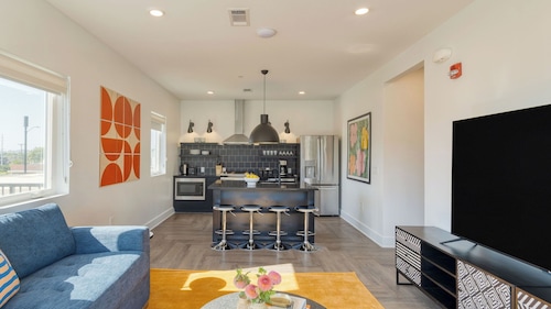 The Carter Buyout - 2 Units by Avantstay Group Stay, Sleeps 24