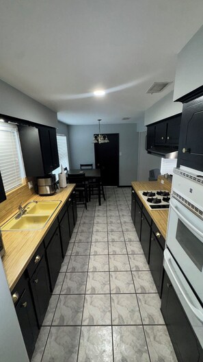 Private kitchen - Spacious 3-bedroom house in central Houston with AC, wifi, on a gated property (Houston)