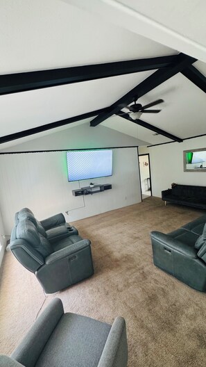 Smart TV - Spacious 3-bedroom house in central Houston with AC, wifi, on a gated property (Houston)