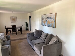Smart TV - Spacious 3-bedroom house in central Houston with AC, wifi, on a gated property (Houston)