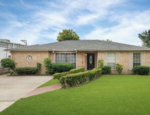 Exterior detail - Spacious 3-bedroom house in central Houston with AC, wifi, on a gated property (Houston)