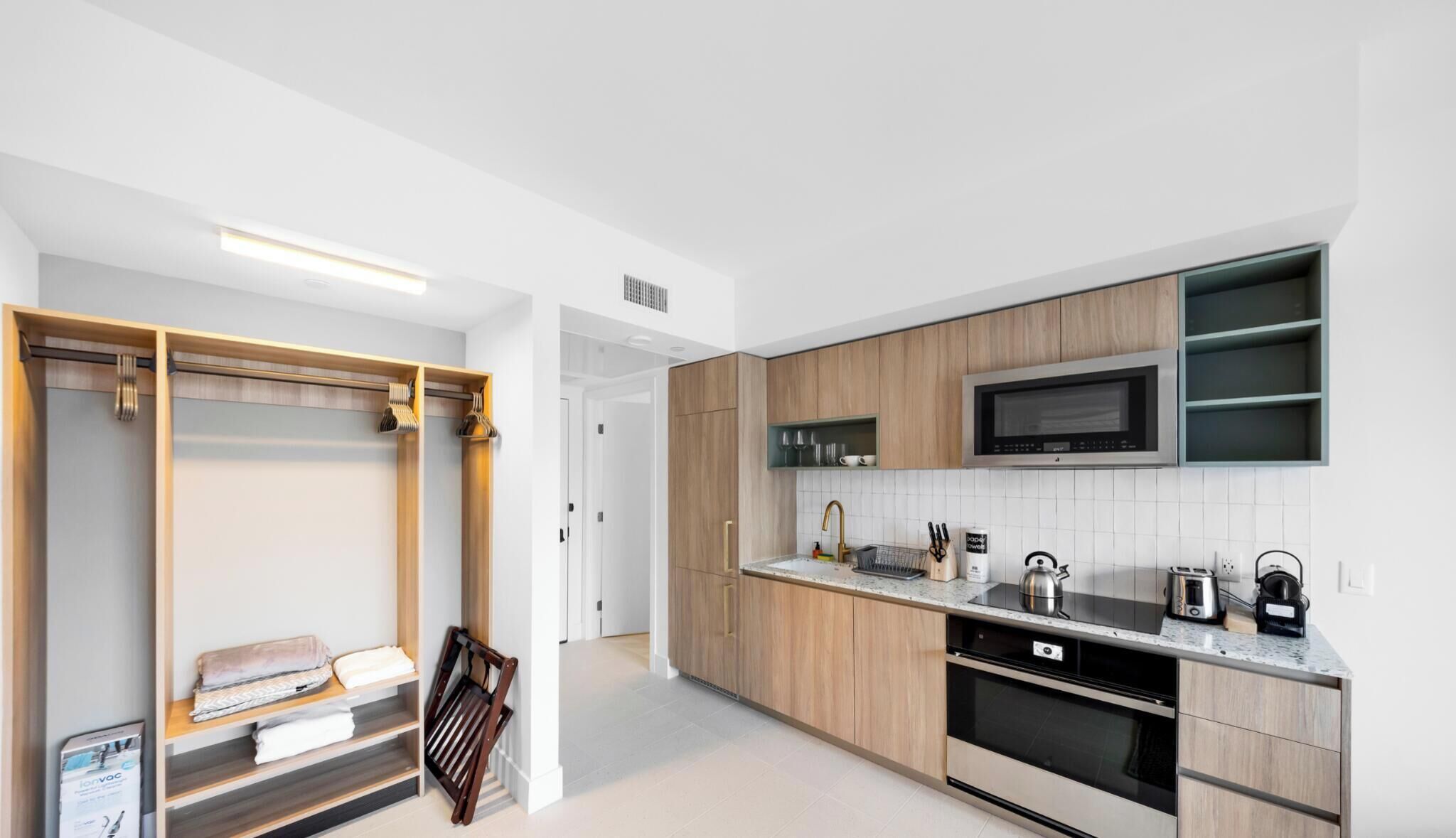 Monolocale, balcone, vista città | Cucina privata | Macchina per caffè espresso, lavastoviglie, pentole/stoviglie/utensili