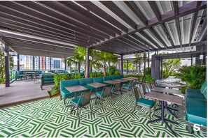 Outdoor dining - Luxurious Studio in DTW with City Views (Miami)