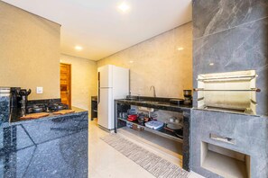 Fridge, microwave, oven, stovetop - Casa Happiness Paraty | Boat trip included (Paraty)