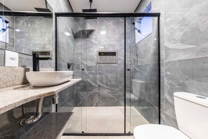 Een bubbelbad, een haardroger, handdoeken, zeep