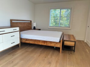 3 bedrooms, iron/ironing board, WiFi, bed sheets - Modern and cozy house in the prime location (Kirkland)