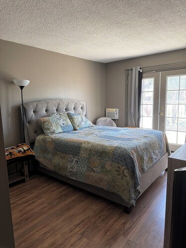 Cozy 1-bedroom building in lovely Valley Center with AC