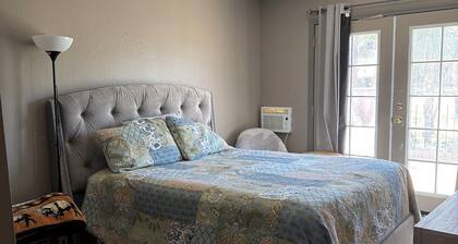 Cozy 1-bedroom building in lovely Valley Center with AC