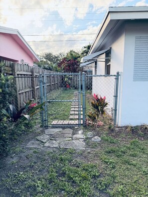 Property grounds - Quiet Home Near Wilton Dr | Sleeps 6 |10 Min Beach (Wilton Manors)