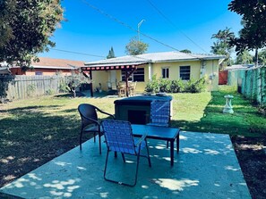 Outdoor dining - Fort Lauderdale Gem Private Yard and Patio (Fort Lauderdale)
