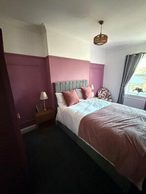 3 habitaciones, tabla de planchar con plancha, wifi y ropa de cama 