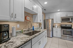 Private kitchen - Windmere Cottage in Charming Pinehurst (Pinehurst)