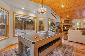 บ้านพักเบสิก, ลานระเบียง, วิวภูเขา | ห้องเกม