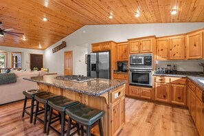 Basic House, Patio, Mountain View | Private kitchen - Pine Cottage (Big Bear Lake)
