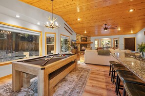 บ้านพักเบสิก, ลานระเบียง, วิวภูเขา | ห้องเกม