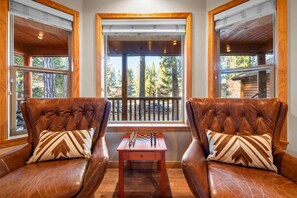 บ้านพักเบสิก, ลานระเบียง, วิวภูเขา | บริเวณนั่งเล่น