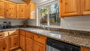 Basic-hus - terrasse - bjergudsigt | Privat køkken