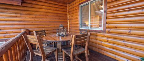 Basic-Haus, Terrasse, Bergblick | Speisen im Freien