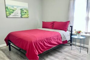 3 bedrooms, iron/ironing board, free WiFi, bed sheets - Beautiful 3bd/2.5ba Home! 10 min to Downtown, 5 min to Methodist Hospital (Indianapolis)