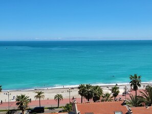 On the beach - Air-conditioned apartment, fantastic sea view, tramway and amenities nearby (Nice)