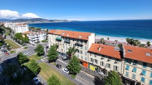 Eine Küstenstadt mit Gebäuden, einer Straße und einem Strand.