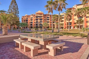 Outdoor dining - Gorgeous Third-Level Condo Princesa D-308 (Puerto Peñasco)