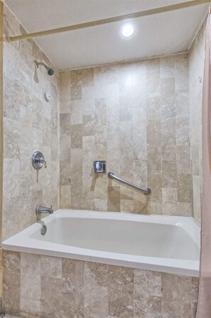 Shower, shampoo - Stunning Views in 2nd Level Condo Princesa B-203 (Puerto Peñasco)