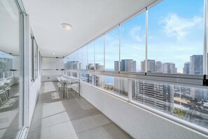 Ein Balkon mit Blick auf die Stadt, einem Tisch und Stühlen.
