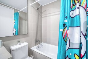 Een douche, een haardroger, handdoeken