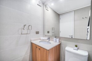 Een douche, een haardroger, handdoeken