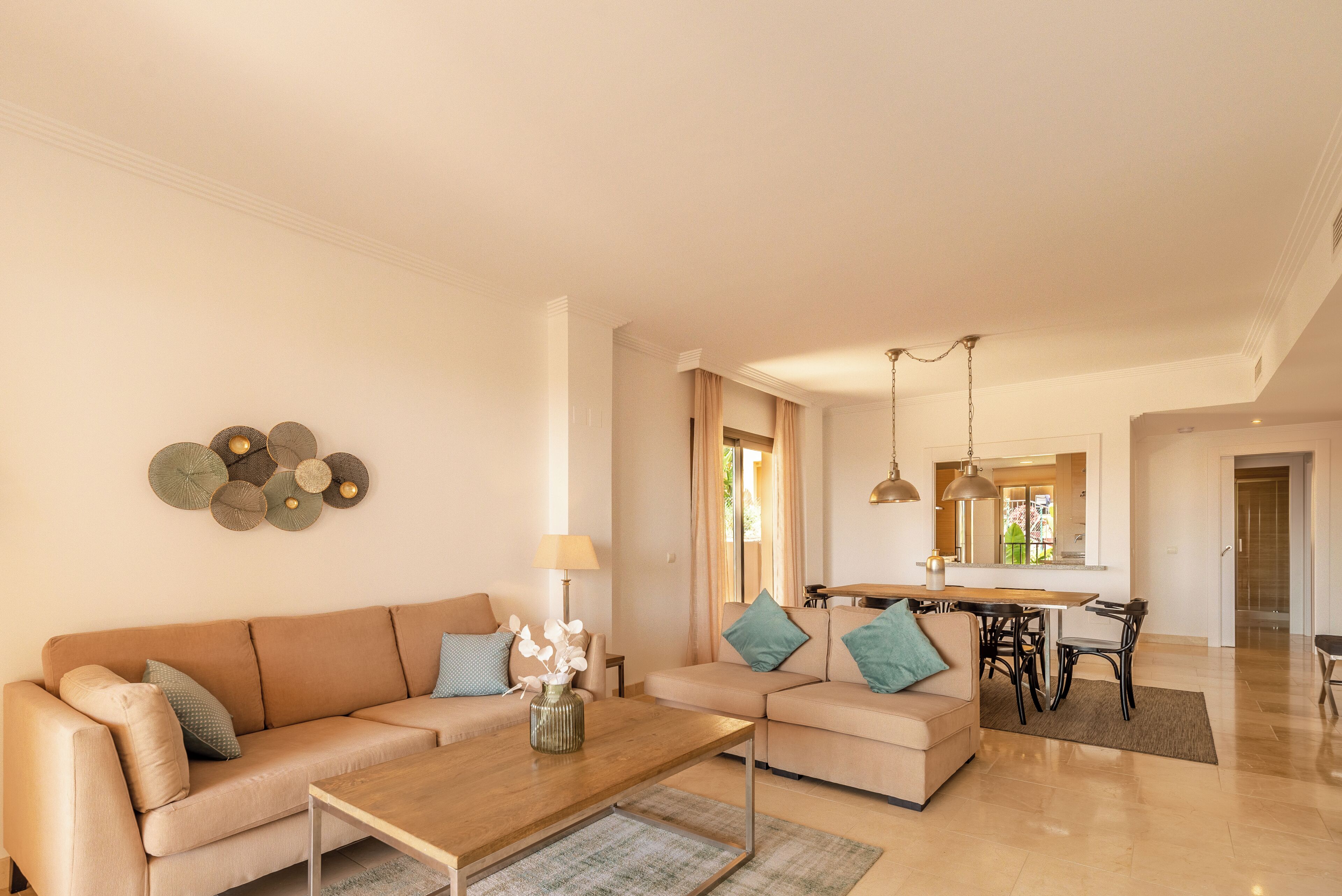 Ein Wohnzimmer mit Sofa, Couchtisch und einem Essbereich mit Stühlen und Tisch.