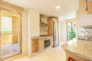 Private kitchen - Cosy apartment, Golf Valley close to Marbella and sea views (Benahavis)