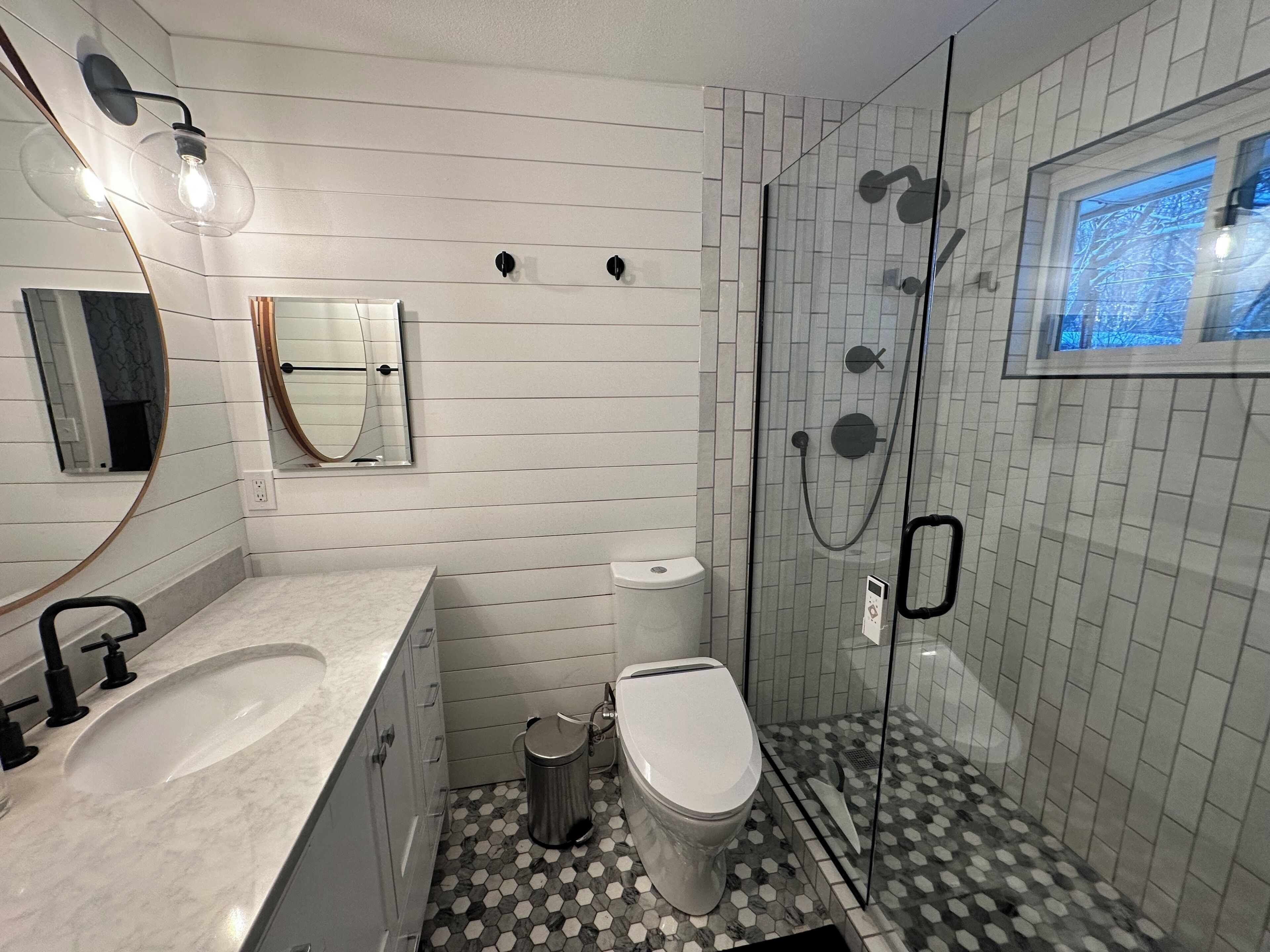 Shower, hair dryer, bidet, towels