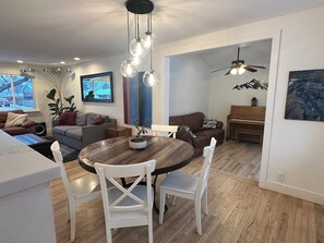 Living area - Beautiful 4-bedroom house in South Boulder (Boulder)