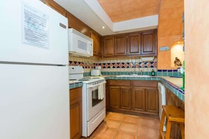 Fridge, microwave, stovetop, dishwasher - Charming Colorful Condo Near Pool - Pueblos D-101 (Puerto Peñasco)