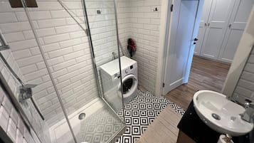 Apartment, Balkon, Stadtblick | Badezimmer