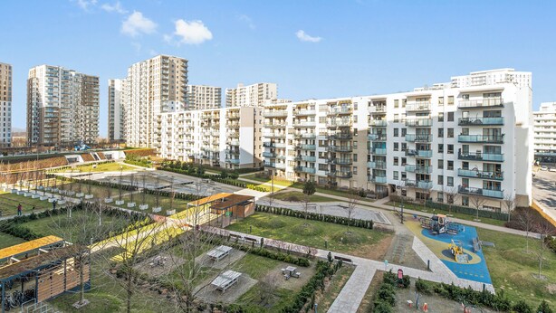 A residential area with high-rise apartment buildings, a playground, and a sports court. - Letnica 31 by Grand Apartments (Gdańsk)