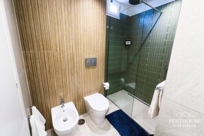 Shower, hair dryer, bidet, towels - Parthenope | Penthouse Pignasecca – Design Suite (Naples)